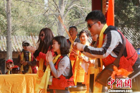 图为游人在杜康造酒遗址公园“酒祖殿”前敬香。 董飞 摄