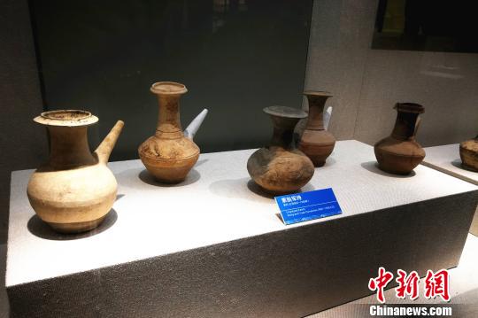 磁灶窑出口产品中的“军持”为专门适应东南亚民众进行宗教活动需要而烧制的 孙虹 摄