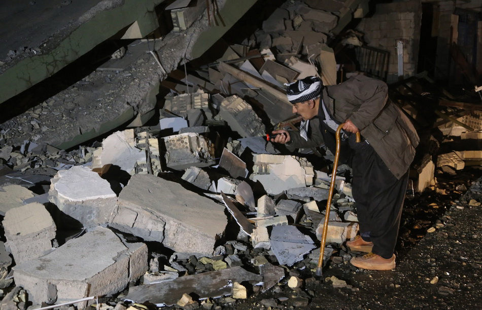 两伊边境震后满目苍夷,民众废墟中搜寻幸存者
