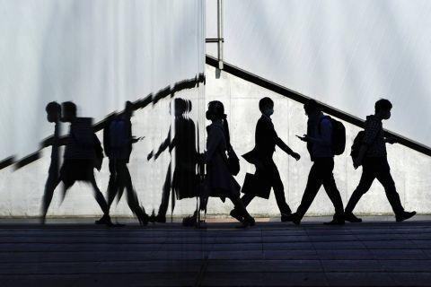 东京街头佩戴口罩的行人(资料图)