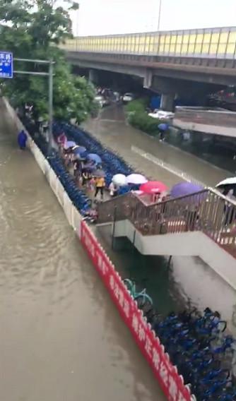 汽车变“游艇”！北京回龙观暴雨积水造成交通中断