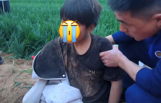  男孩被成功救出。图源：河南消防