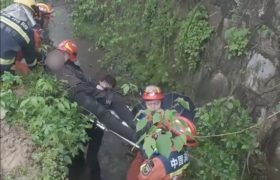 消防员将男子抬至地面。图源：安徽消防