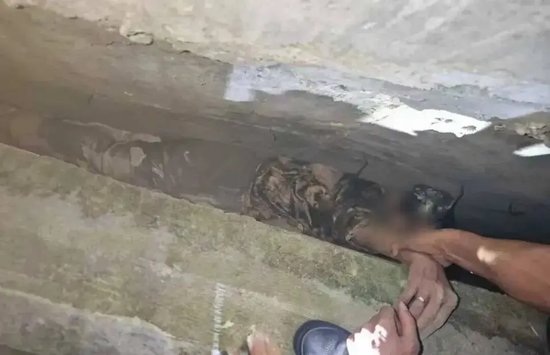  老人被卡位置。图源：安徽消防