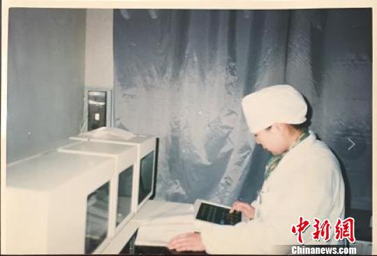 图为：1990年，樊锦秀正操作从美国引进了第一台全自动生化分析仪。受访者供图