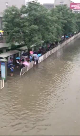 汽车变“游艇”！北京回龙观暴雨积水造成交通中断