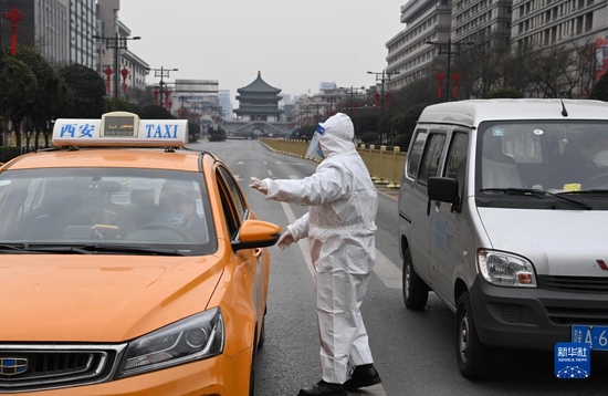 12月27日，民警在西安市北大街检查车辆。新华社记者 陶明 摄