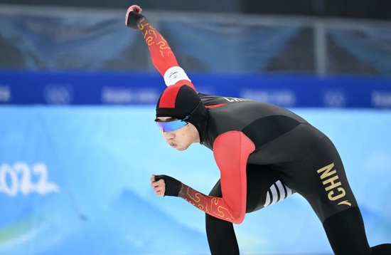 2月12日，中国选手高亭宇在北京冬奥会速度滑冰男子500米决赛中。新华社记者武巍摄