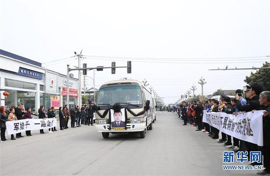 3月25日,韩顺军遗体送回绵竹,群众自发迎接。新华社发(绵竹市公安局供图)