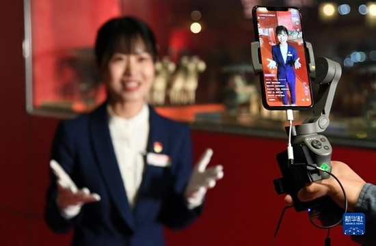 2020年4月30日，在北京汽车博物馆，讲解员曾红娟通过网络直播平台为观众介绍馆内的藏品车。新华社记者 任超 摄