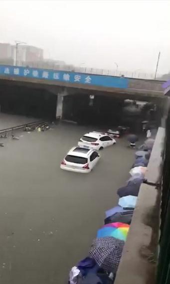 汽车变“游艇”！北京回龙观暴雨积水造成交通中断