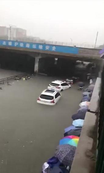 汽车变“游艇”!北京回龙观暴雨积水造成交通中断