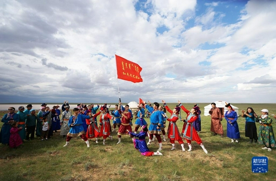 2018年8月22日，内蒙古苏尼特右旗乌兰牧骑队员在牧区演出。新华社发（东哈达摄）