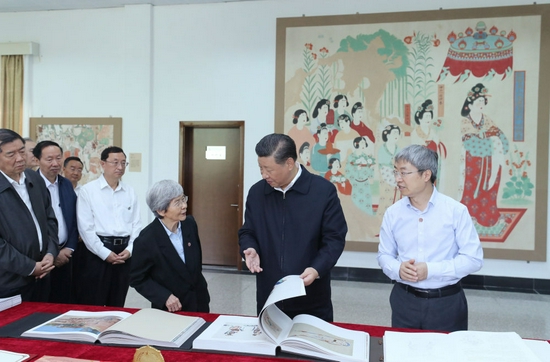 2019年8月19日至22日,习近平在甘肃考察。这是19日下午,习近平在敦煌研究院察看珍藏文物和学术成果展示,了解文物保护和研究、弘扬优秀历史文化情况。新华社记者 鞠鹏 摄