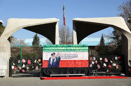 當地時間2026年3月4日在伊朗首都德黑蘭街頭拍攝的紀念哈文尼斯伊的海報/圖源：新華社