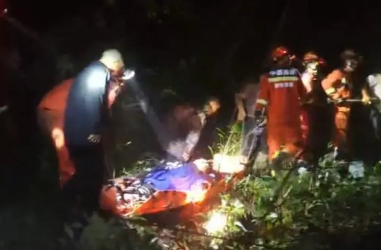  消防员转移受伤男子。图源：湖南消防