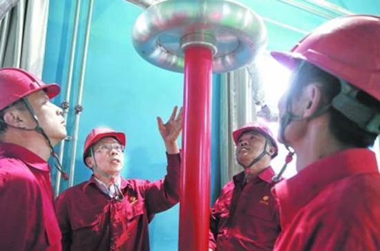 任绍全结合实际为徒弟们讲解高压检测中的要点和难题 图/杨磊涛