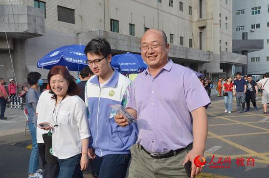 高考首日结束 家长：先吃肉夹馍粽子明儿再补(图)