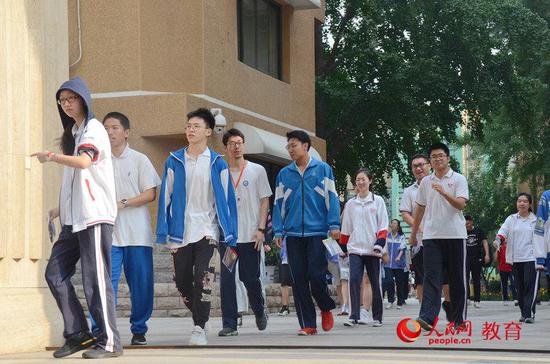 高考首日结束 家长：先吃肉夹馍粽子明儿再补(图)