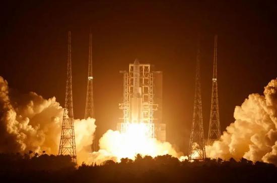 长征五号遥五火箭发射 | 图片来源：中国航天报