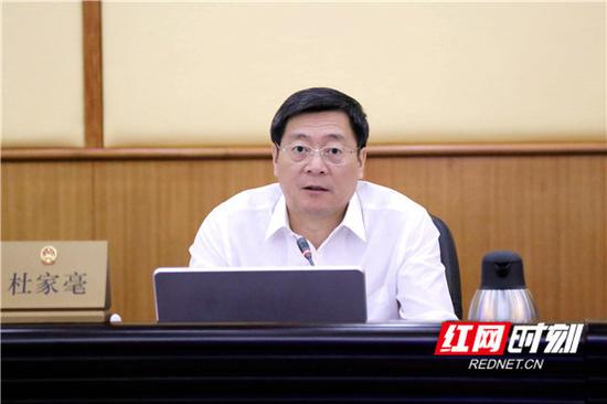 省委书记、省人大常委会主任杜家毫主持会议。