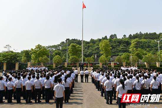 国家税务总局湖南省税务局在挂牌仪式上升国旗、唱奏国歌