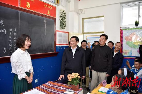 7月5日上午，杜家毫在西藏自治区党委书记吴英杰，自治区党委副书记、自治区主席齐扎拉的陪同下，考察山南市第三高级中学。