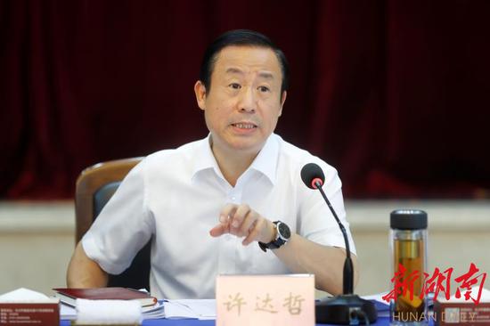 省委副书记、省长许达哲讲话。