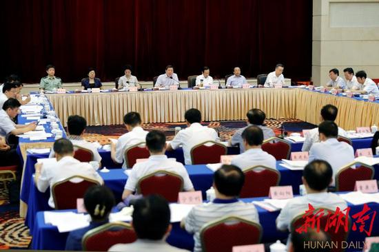 今天上午，省扶贫开发领导小组2018年第三次全体会议在长沙召开。