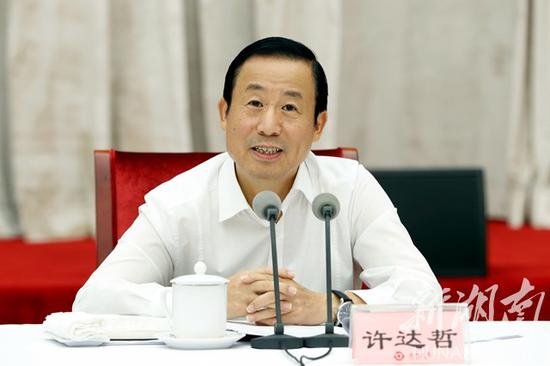 (中共湖南省委副书记、省长许达哲通报今年以来全省经济社会发展情况和下阶段工作安排。)