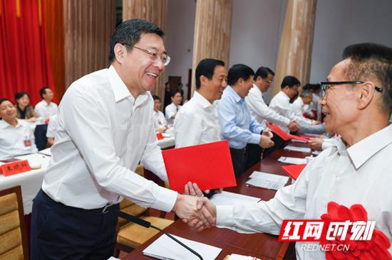 开幕式上,表彰了湖南省第十三届哲学社会科学优秀成果和第六届优秀社科专家、第四届优秀青年社科专家。