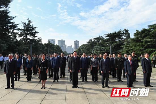 今天上午，湖南省会各界向烈士敬献花蓝仪式在湖南烈士公园举行。