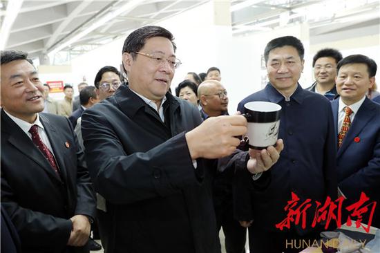 今天下午,省委书记杜家毫在湖南师大美术学院了解学生制作的文创产品。