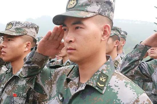 杜富国与战友一起祭奠革命先烈时,向革命烈士行军礼。杨萌 摄