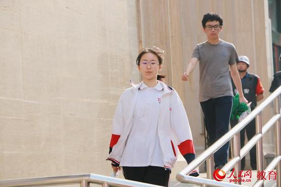 高考首日结束 家长：先吃肉夹馍粽子明儿再补(图)