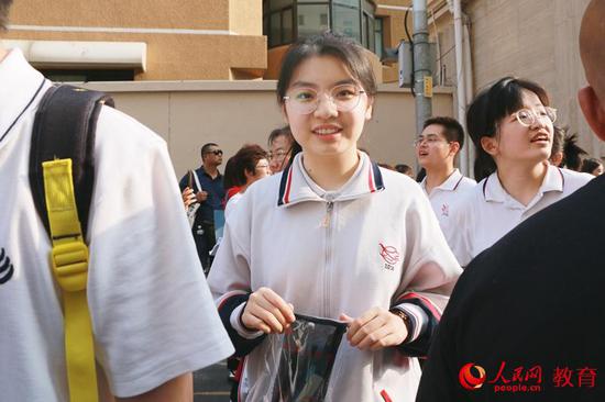 7日下午，北京市陈经纶中学考点，考生走出考场 卢静/摄