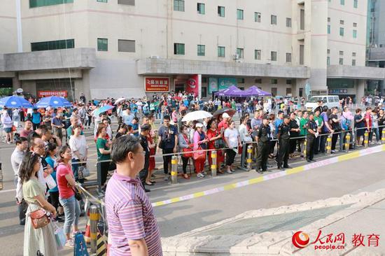 高考首日结束 家长：先吃肉夹馍粽子明儿再补(图)