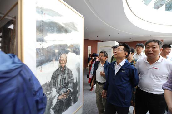 参观展览