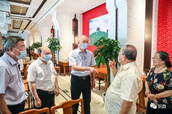 在马凯餐厅与顾客交流