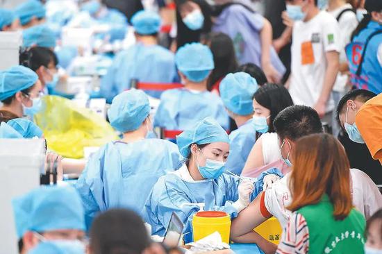安徽农业大学师生接种疫苗 图自新华社
