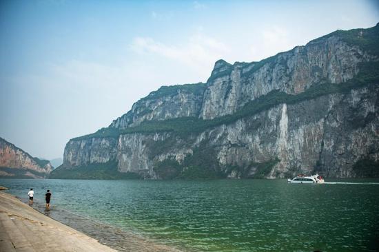 新仁苗族乡化屋村乌江岸边一景(4月1日摄)。新华社记者陶亮摄