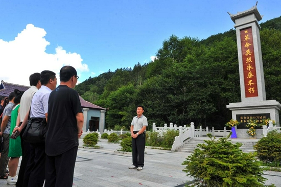 金春燮在童长荣烈士墓地为参观者讲解抗战事迹(2015年8月13日摄)。新华社记者许畅摄