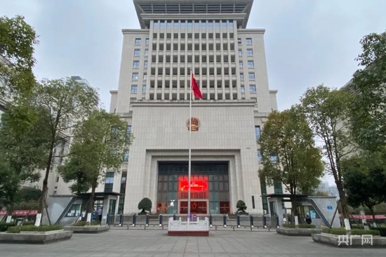 重庆市第五中级人民法院在南岸区人民法院开庭审理此案（央广网发 王海摄）