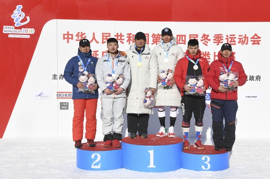 2020年1月17日，亚军吉林队选手张洋铭（左二）与他的教练张智伟（左一）在第十四届全国冬季运动会高山滑雪速度类项目比赛男子全能比赛颁奖仪式上。新华社发（任超摄）