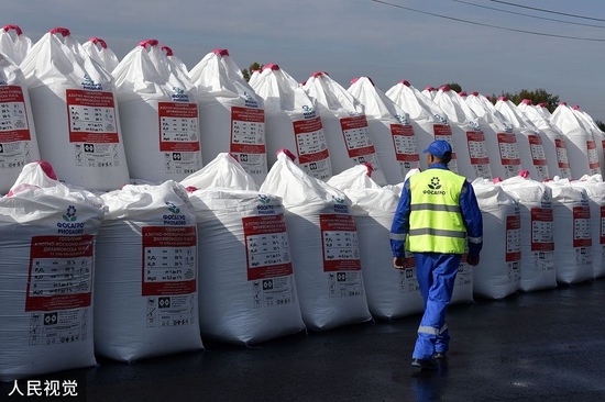 当地时间2022年5月5日，乌克兰总检察院宣布扣押3.3万吨属于俄罗斯和白俄罗斯企业的化肥（人民视觉）