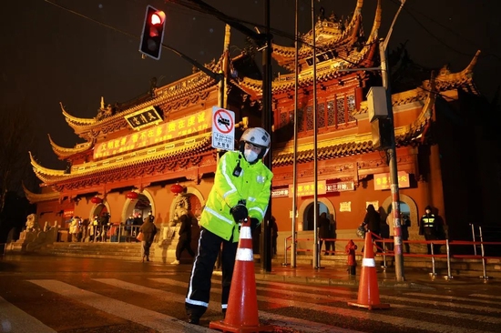 零下53℃ ！见证历史！鸡蛋、马路、机舱门，速冻一切！