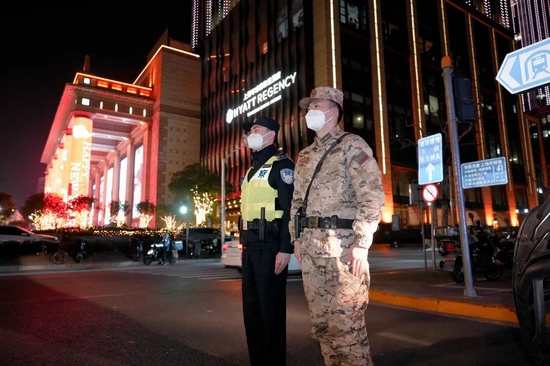 零下53℃ ！见证历史！鸡蛋、马路、机舱门，速冻一切！