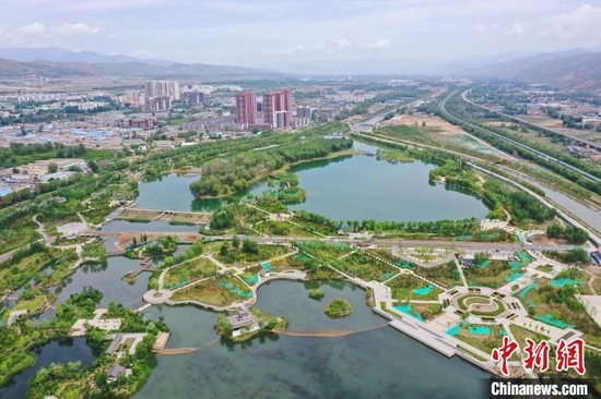 图为青海省会西宁市一角。 马铭言 摄