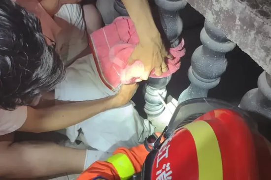  消防员展开救援。图源：金华消防