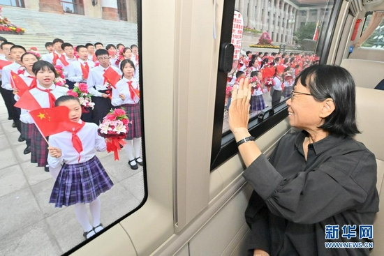 6月29日,庆祝中国共产党成立100周年“七一勋章”颁授仪式在北京人民大会堂金色大厅隆重举行。这是“七一勋章”获得者张桂梅向青少年致意。新华社记者 岳月伟 摄